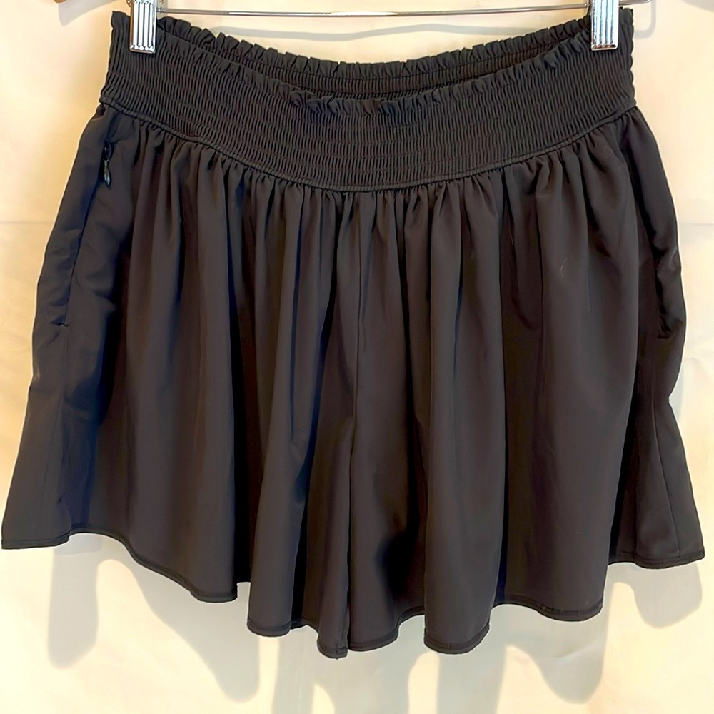 EUC Athleta elastic waist, pull-on skort with zippered pockets